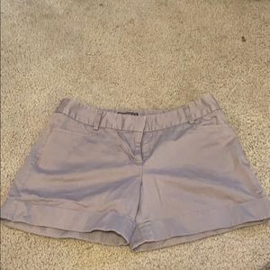 grey shorts